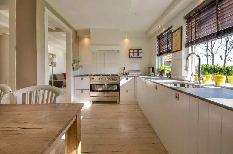 10 Quick Kitchen Cleaning Tricks That Work in Under 10 Minutes