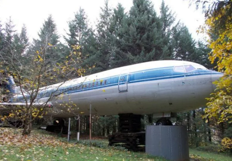 This Man Transformed an Airplane Into a Home – The Interior Is Truly Unique