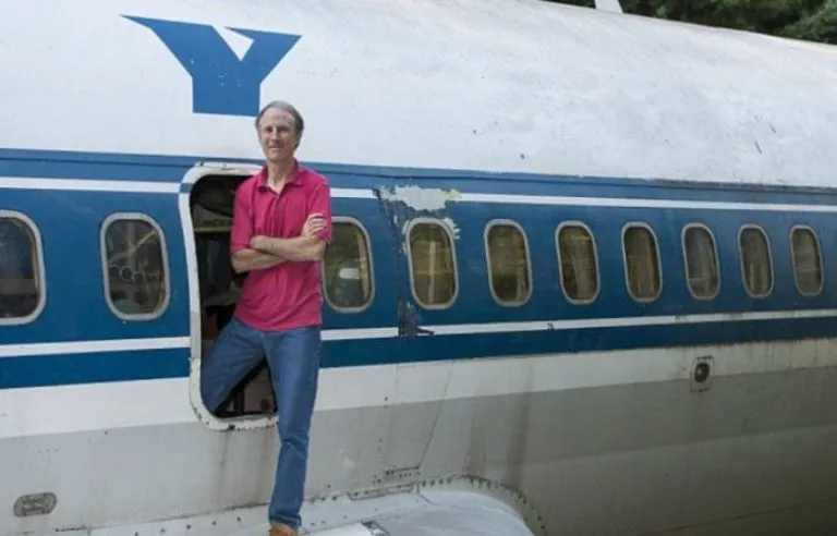 Retired Engineer Transforms Boeing 727 Into a Stunning Woodland Home