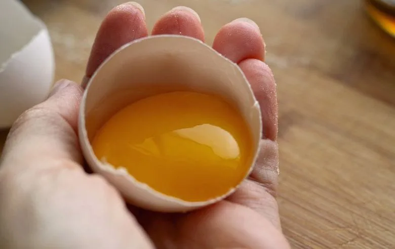 Say Goodbye to Blackheads with This Simple Egg and Strawberry Mask