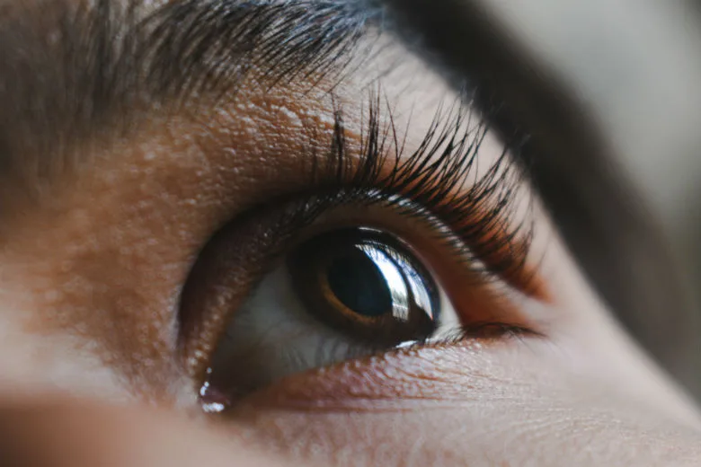 Struggling with Drooping Eyelids? Try This Natural Lift!