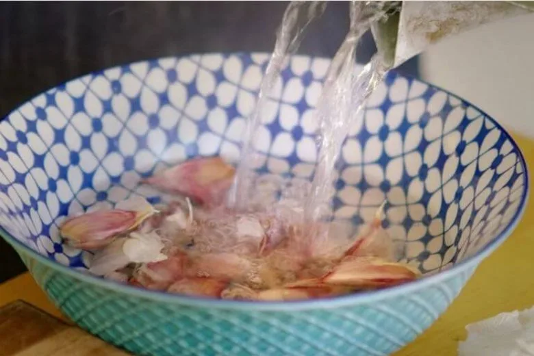 The Simplest Trick to Peel Garlic Quickly