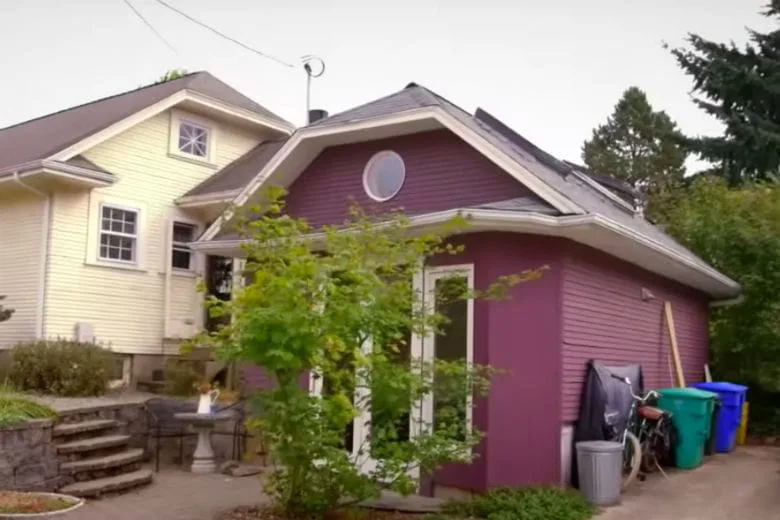 Incredible: Man Turns Garage Into a Complete Home for His Mother