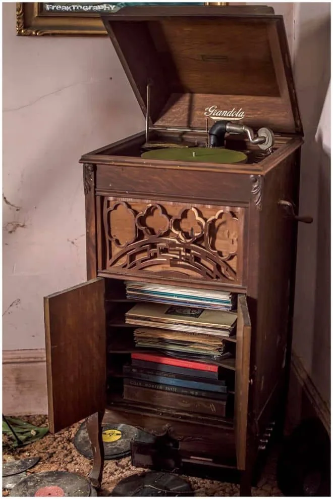 Vintage gramophone in the living room
