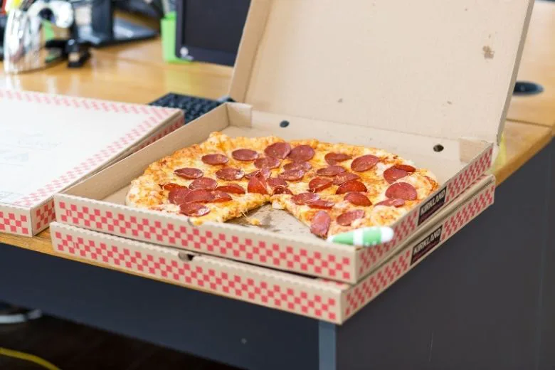 Unique: Man Proposes to His Girlfriend with Pizza