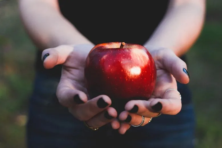 Stop Rinsing Your Apple Under Tap Water: Here's the Right Way to Remove Pesticides