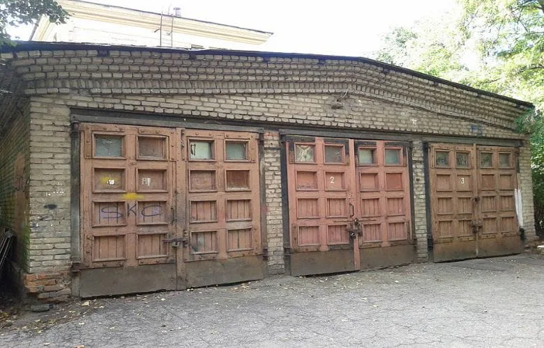 Nephew Discovers Priceless Classic Car in Late Uncle's Neglected Garage