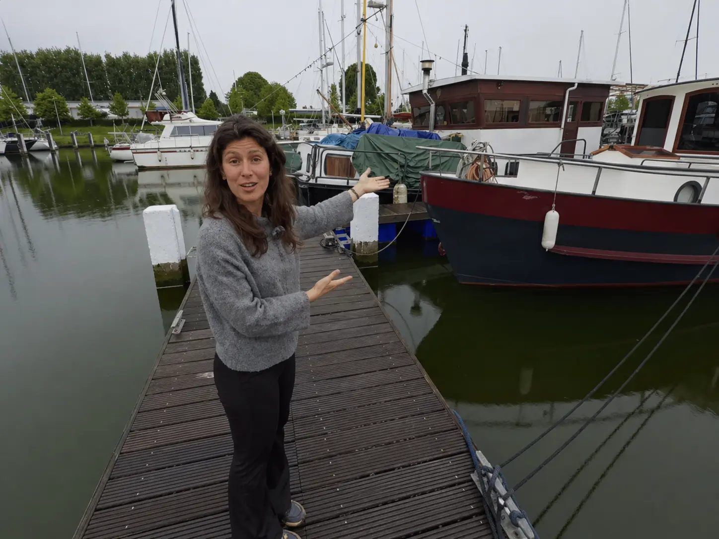 This Young Woman Lives Aboard a Tiny Old Boat Completely Off The Grid—The Interior Genuinely Took Us By Surprise