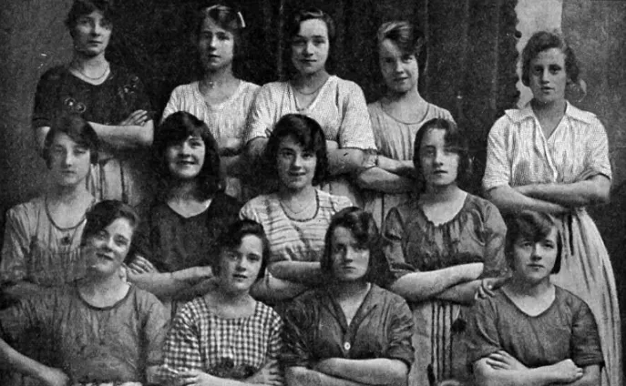 Notice anything strange about this old black and white photo? When we saw it, it gave us the creeps…