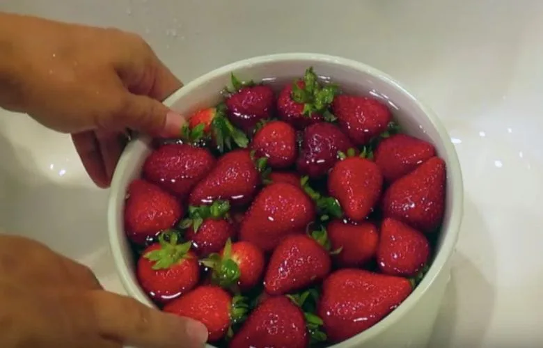 Here’s Why You Should Wash Your Strawberries in Vinegar Before Eating Them!