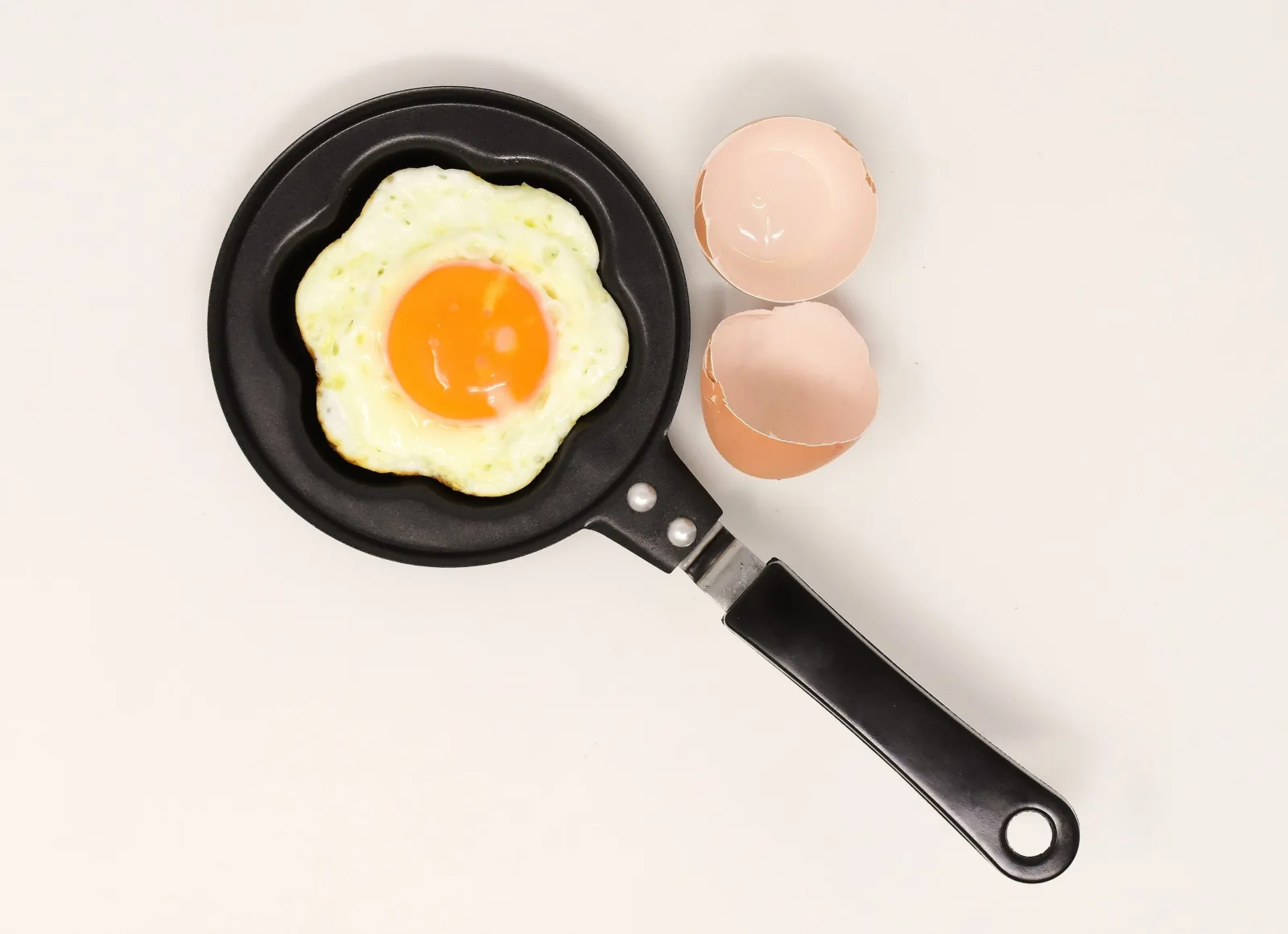 frying egg on foil in pan