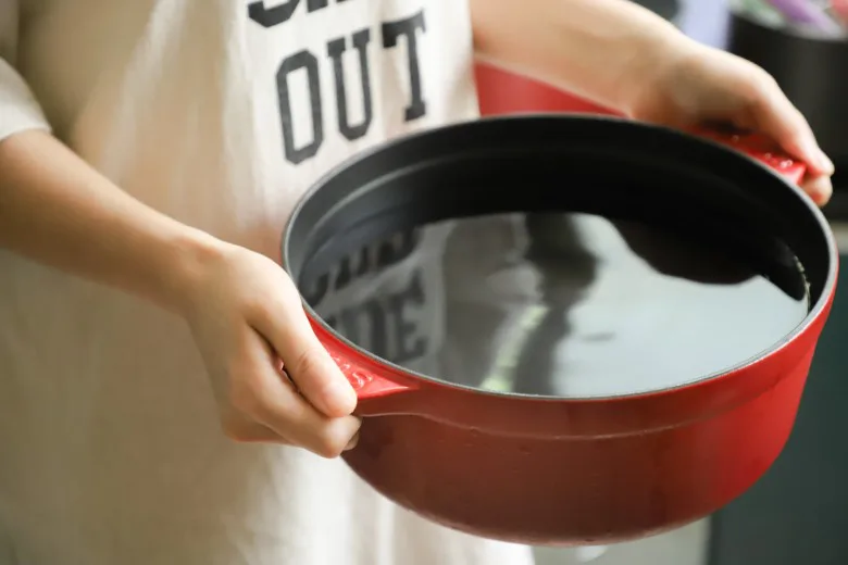 cleaning pan with aluminum foil
