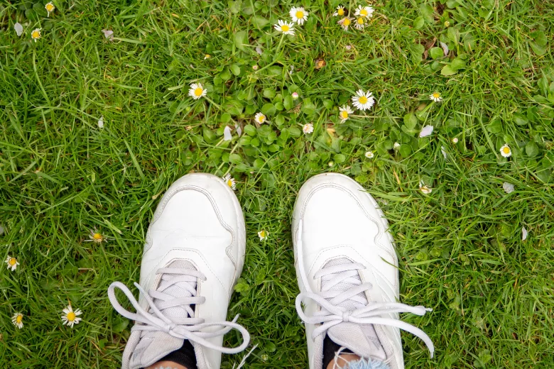 witte sneakers