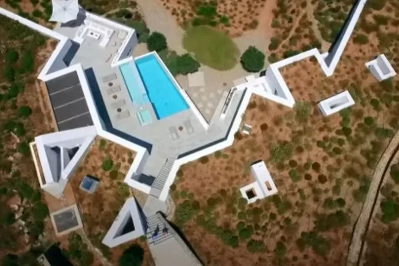 Incredible! This Underground Villa in Greece Is a True Marvel