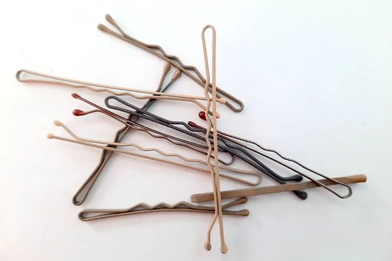 Life hack: 5 unexpected ways to use a bobby pin at home