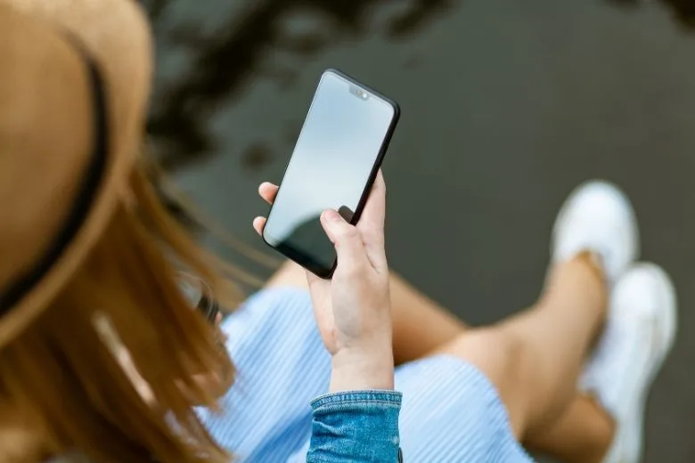 A Woman Dropped Her Phone in the Water—What Happened Next Is Unbelievable!